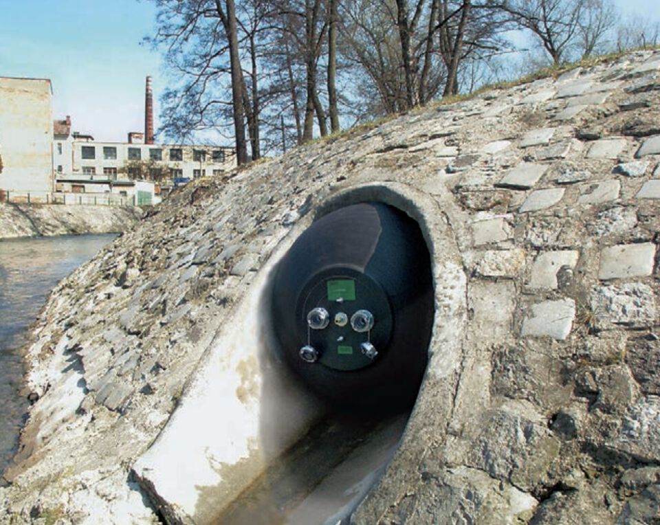 Těsnící vak utěsňuje vyústění betonového potrubí